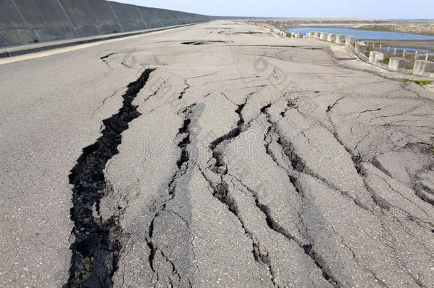 道路塌陷、开裂