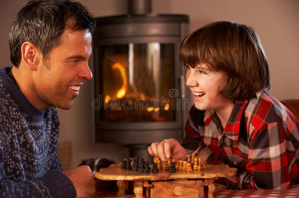 <strong>父亲和儿子</strong>在舒适的篝火旁<strong>下棋</strong>