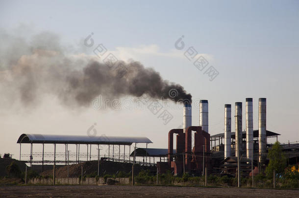工厂向天空排放黑烟