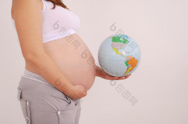 手持地球仪的孕妇