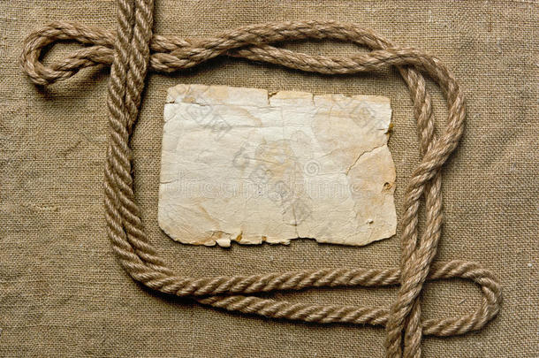 帆布上的旧纸和旧绳子
