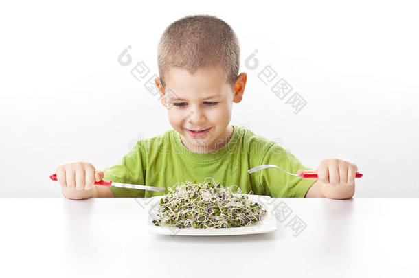 吃<strong>绿色食品</strong>的男孩