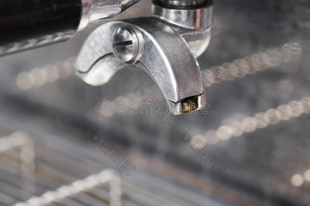 便携式过滤器固定在咖啡机上。