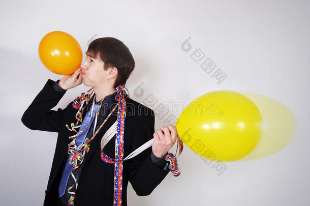 年轻人吹气球的画像
