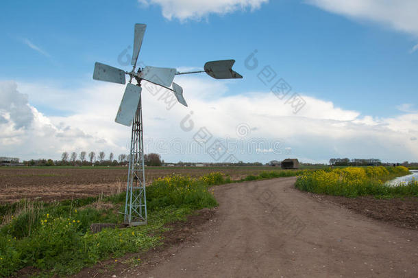 在乡村景观中经营<strong>旧金属</strong>风车