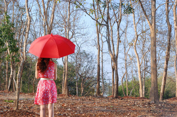 夏天的红伞和粉红色女装