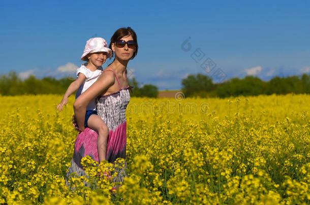 妈妈和女儿在科尔扎菲玩得很开心