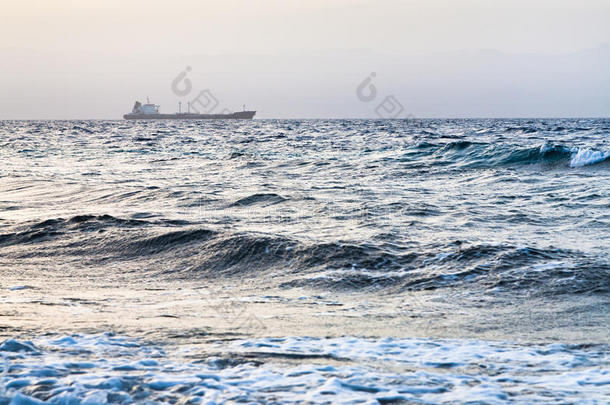 夕阳下的红海干货船