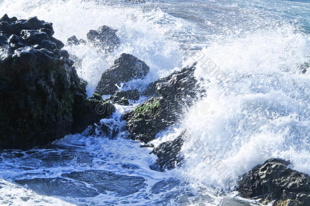 波浪和岩石