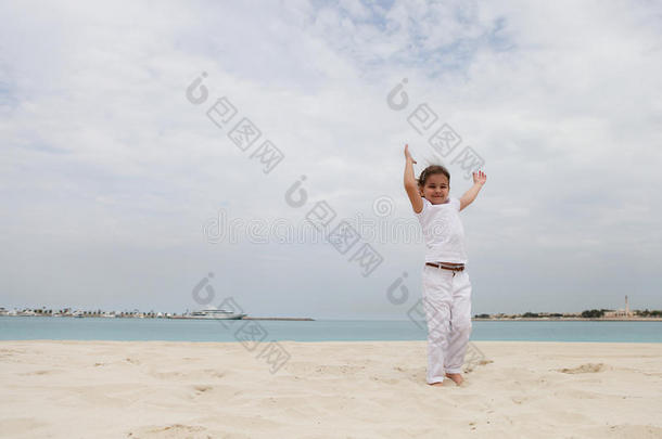 海滩上的快乐小女孩