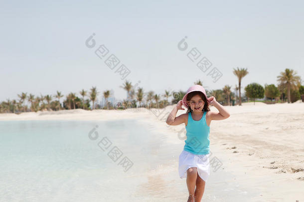 在海滩上奔跑的小女孩