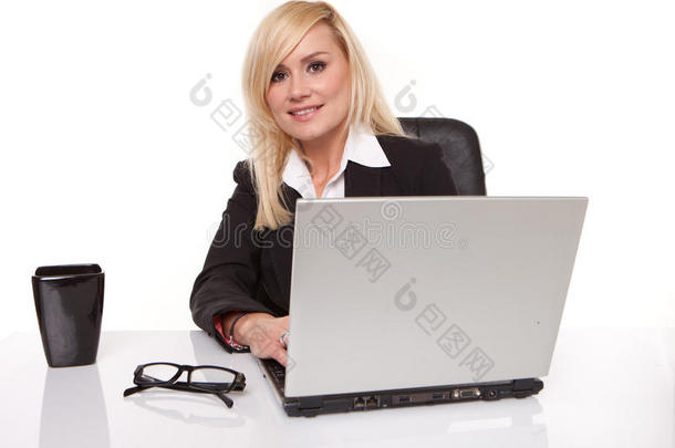 <strong>高效</strong>的女商人在她的笔记本电脑上工作