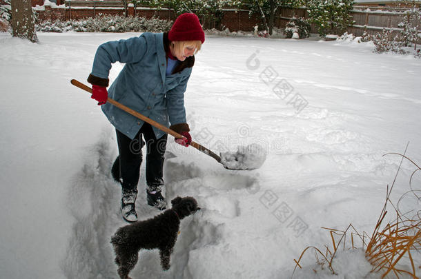 <strong>铲雪</strong>的女人