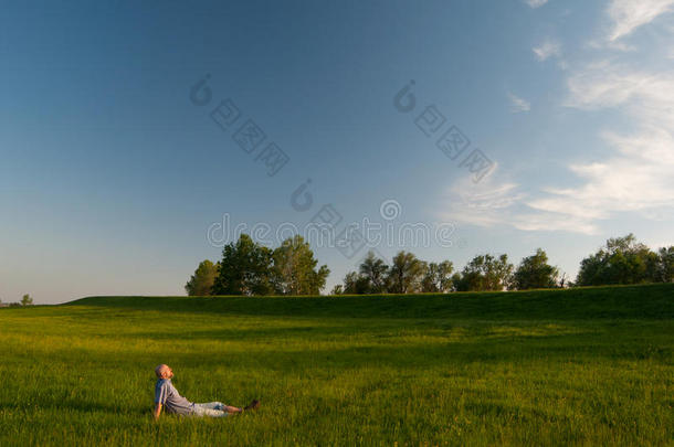 躺在大草地中间的人