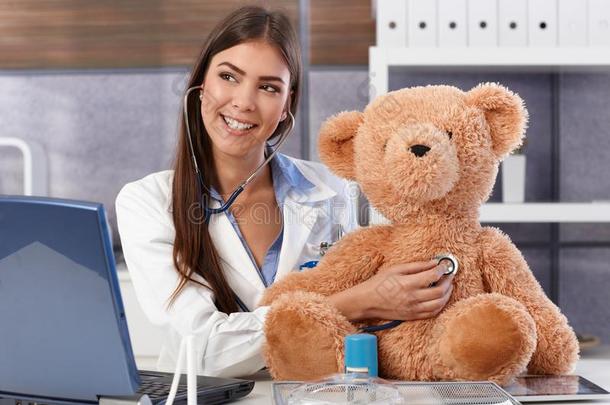 带着泰迪熊的大笑医生