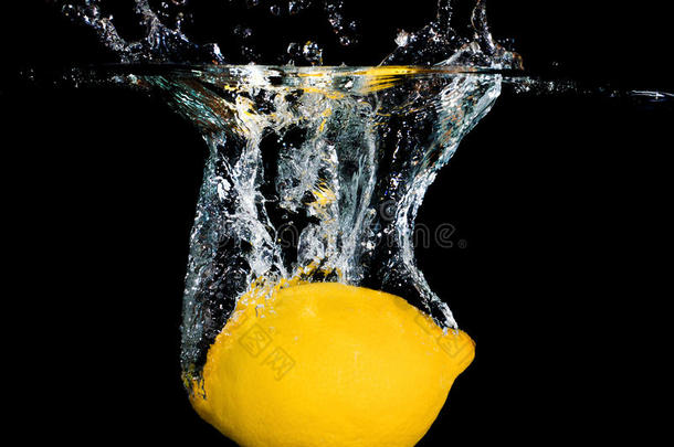 新鲜柠檬掉入水中