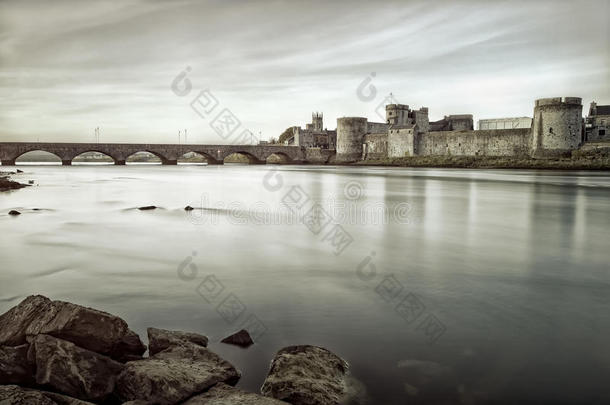 爱尔兰利默里克的约翰国王城堡。黑白照片