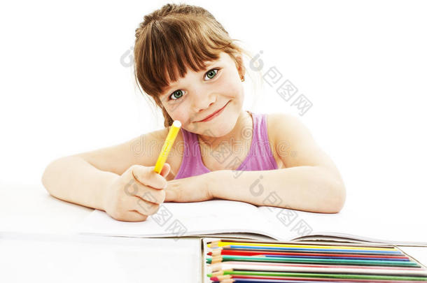 全神贯注的小女孩用彩色铅笔画画
