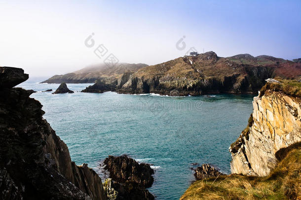 爱尔兰海岸悬崖景观色彩浓烈