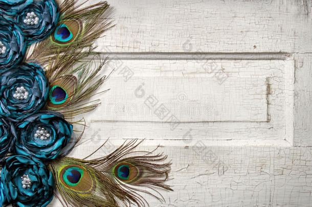 古董门上的孔雀羽毛和花朵