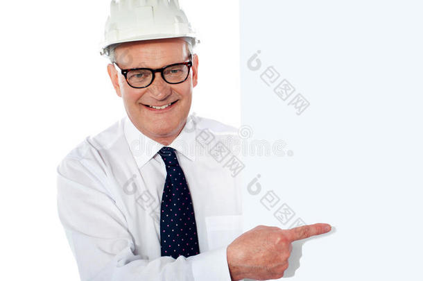 白衣建筑工人举着标语牌的头盔