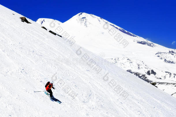 一名滑雪者从欧洲最高峰厄尔布鲁斯山下滑雪者。