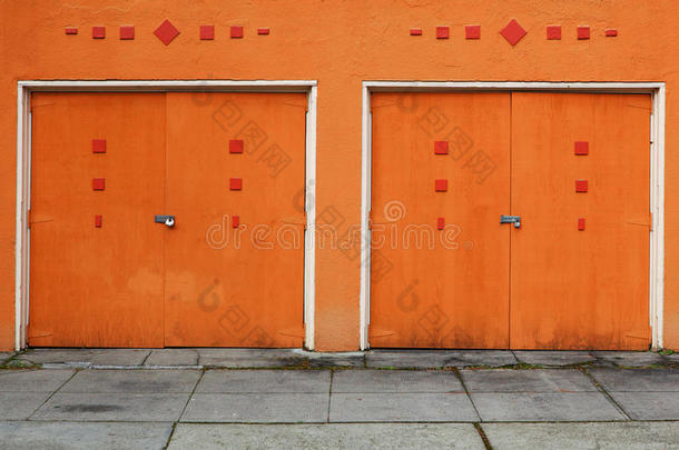两扇橙色车库门