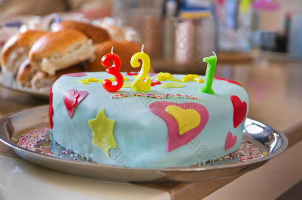 为宝宝的一岁生日准备派对蛋糕