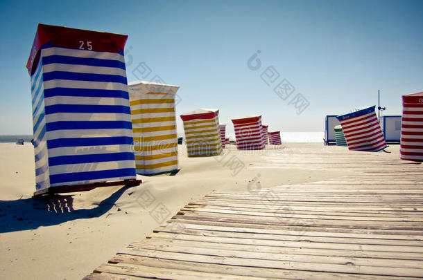 阳光沙滩上的彩色沙滩椅
