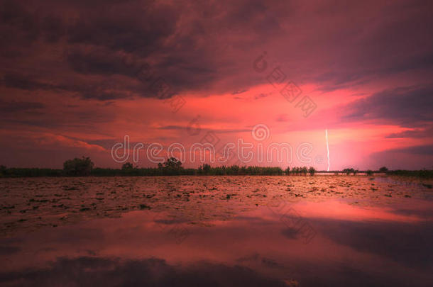 偏远荒<strong>野地</strong>区湖上夜雨