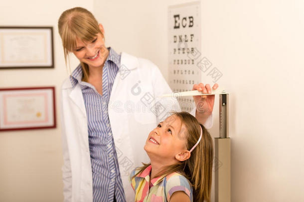 儿科医生测量小女孩的身高
