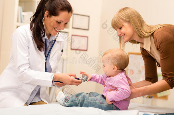 儿科医生用听诊器检查婴儿