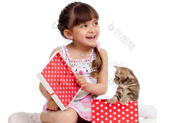 快乐小女孩抱着小猫咪的礼盒