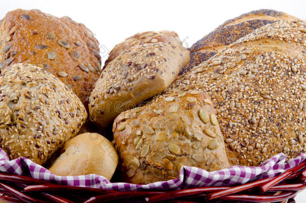篮子里的杂粮面包和面包卷