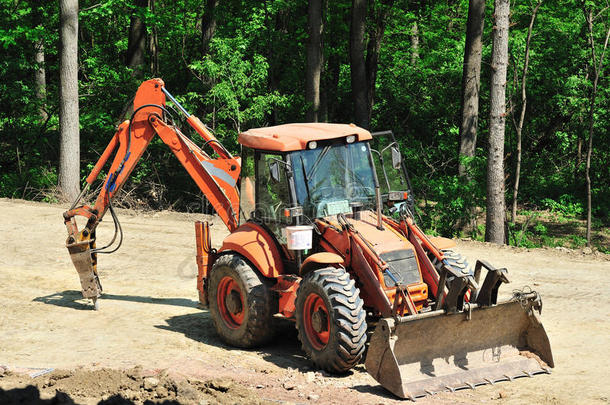 橙色拖拉机改装为挖掘机