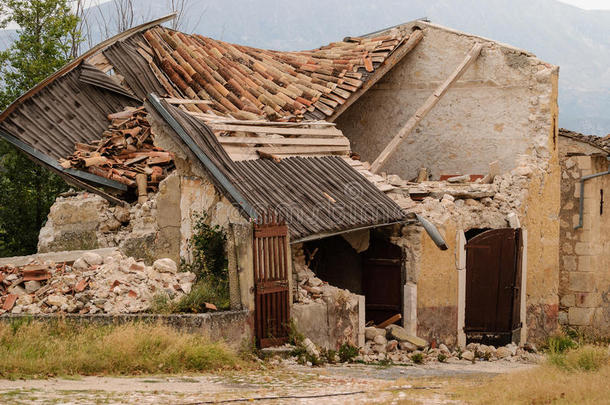 拉奎拉地震，倒塌的房子