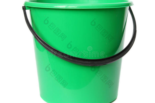 绿色塑料桶。