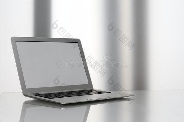 白色背景的银色笔记本电脑