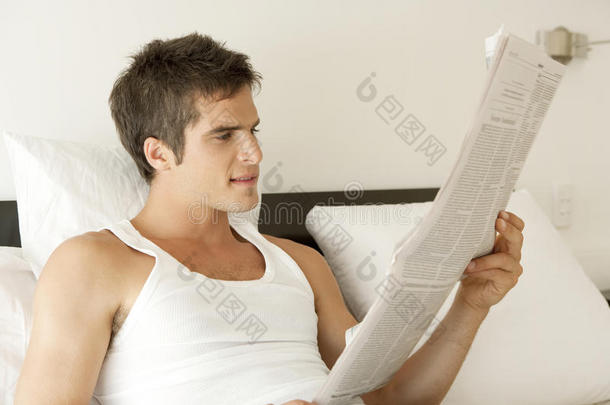 在床上看<strong>报纸</strong>