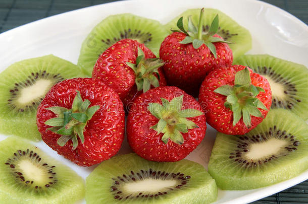 白碟上的奇异果和草莓