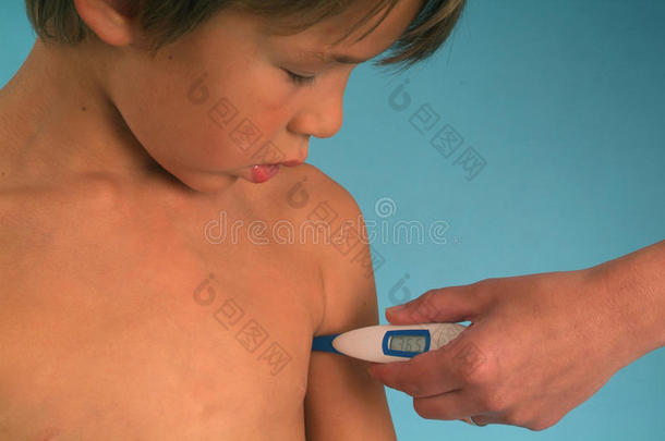 测量孩子的体温