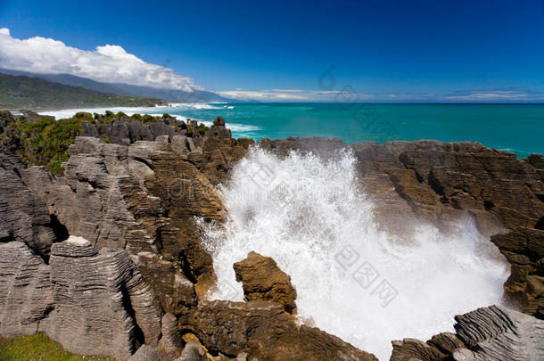 新西兰punakaiki喷口薄饼岩石冲浪