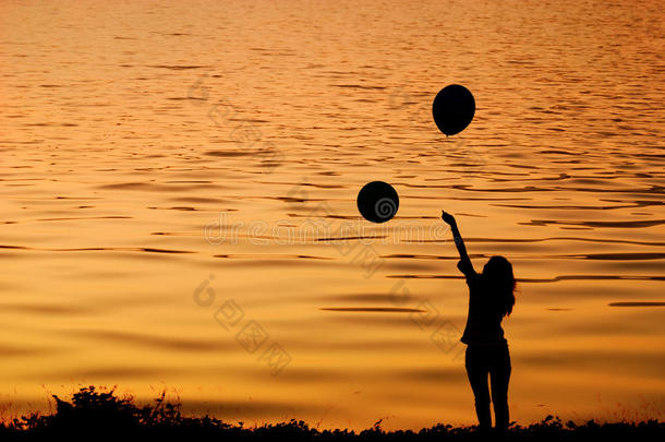 气球女子与湖中夕阳剪影