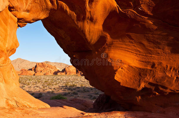 拱门丰富多彩的沙漠火风景