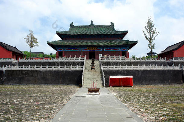 武当山寺庙远眺