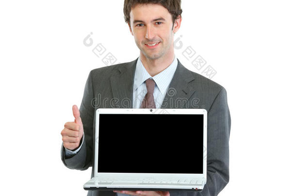 显示笔记本电脑空白屏幕的现代商人