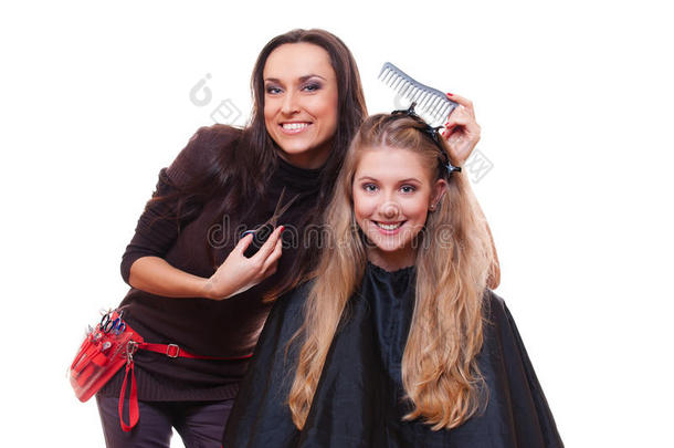 年轻的美发师和年轻的女人