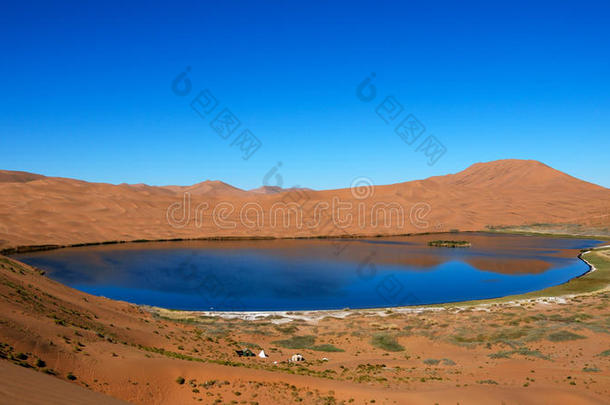 沙漠盐湖