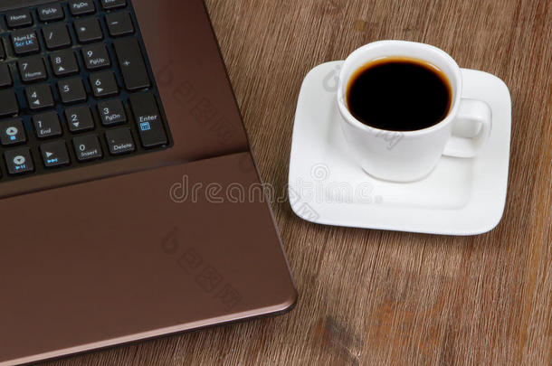 带笔记本电脑的浓缩<strong>咖啡</strong>