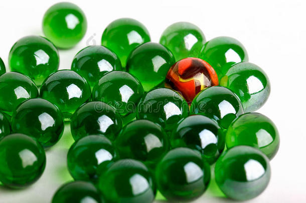 一组绿色玻璃弹<strong>珠</strong>和一个<strong>橙色</strong>